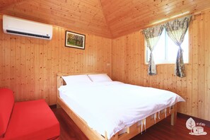 Klassieke tweepersoonskamer | Een bureau, verduisterende gordijnen, gratis wifi, beddengoed