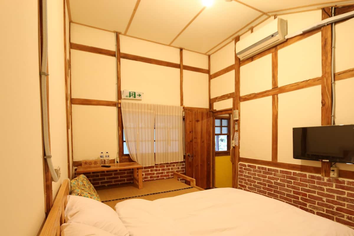 Escritorio, cortinas blackout, wifi gratis y ropa de cama