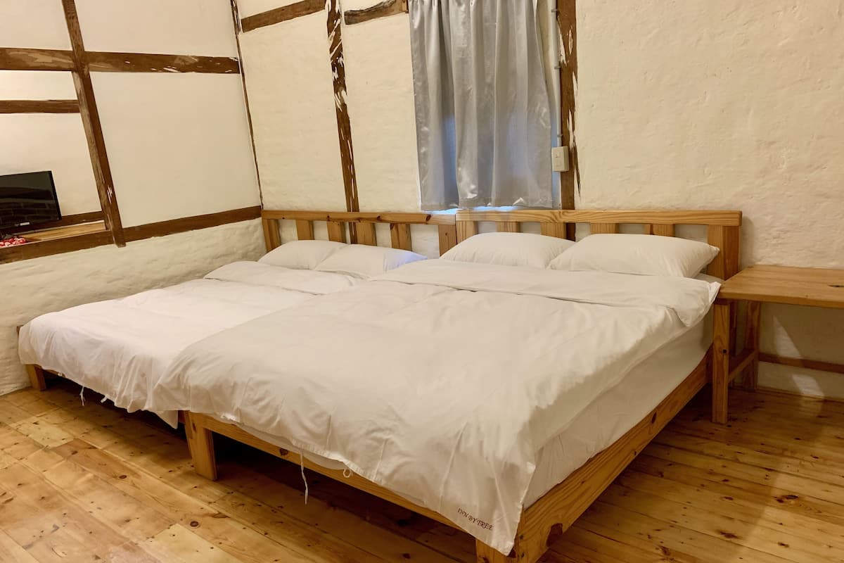 Escritorio, cortinas blackout, wifi gratis y ropa de cama