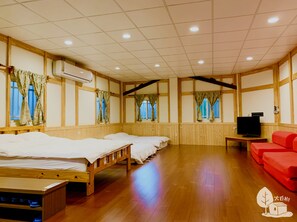 Escritorio, cortinas blackout, wifi gratis y ropa de cama