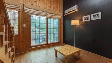 Room (S04) | Living area | Flat-screen TV, heated floors