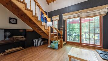 Room (S01) | Living area | Flat-screen TV, heated floors