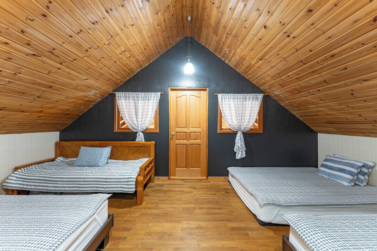 Room (S05) | Premium bedding, WiFi (free), bed sheets