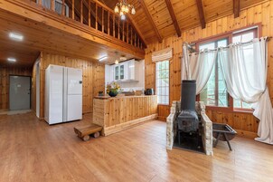 Habitación (S05) | Zona de estar | Una televisión de pantalla plana, suelo radiante