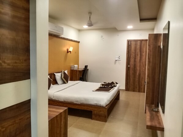 1 bedroom, soundproofing, free wired internet, bed sheets