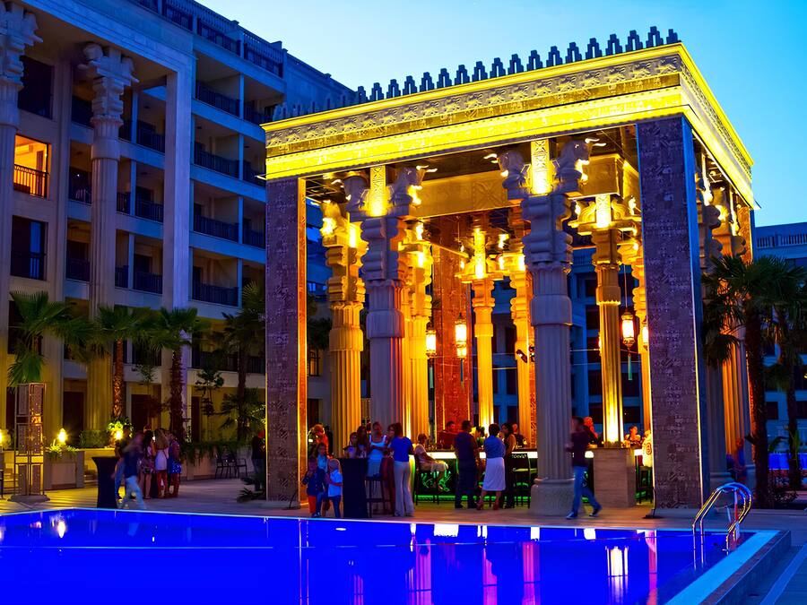Quầy bar bên hồ bơi
