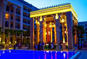 بار بجانب حمام السباحة