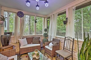 Interior - 15 Mi to Camelback Ski Resort: Home w/ Deck! (Tobyhanna)