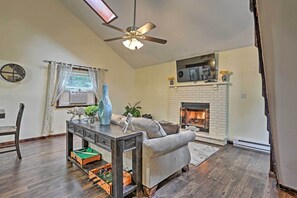 TV, fireplace, video games - 15 Mi to Camelback Ski Resort: Home w/ Deck! (Tobyhanna)