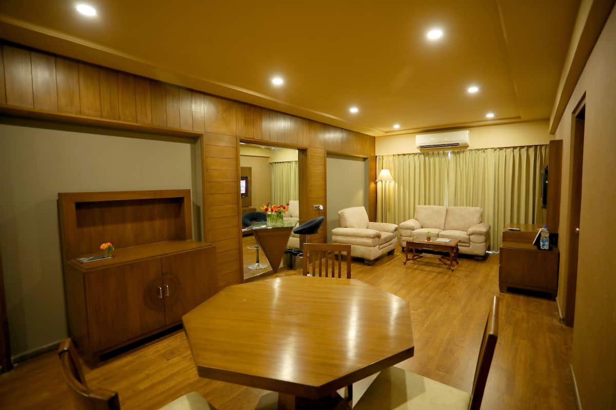 Luxury Tek Büyük Yataklı Oda | Oturma alanı | Düz ekran televizyon