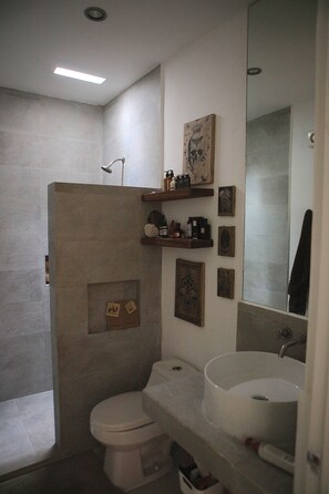 Douche, sèche-cheveux, serviettes fournies, savon