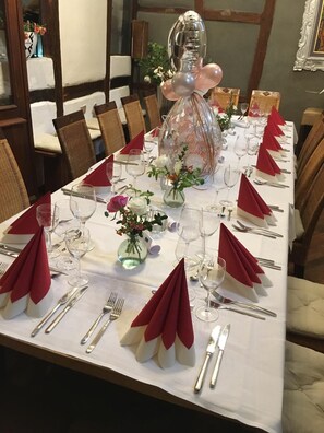 Dîner servi sur place, vue sur le jardin 