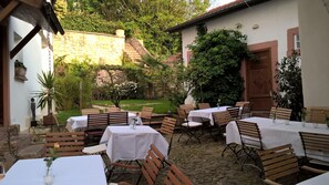 Dîner servi sur place, vue sur le jardin 