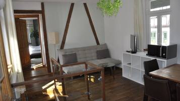 Apartment in historischer Hofreite, 3 Schlafzimmer | Wohnbereich | Flachbildfernseher, DVD-Player, Kinderspielzeug