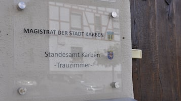 Señal con el texto 'MAGISTRAT DER STADT KARBEN' y 'Standesamt Karben - Trauzimmer-'.