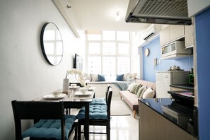Deluxe-Loft | Essbereich im Zimmer