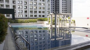 Outdoor pool - Indigo Ortigas @ Eton Emerald (Pasig)