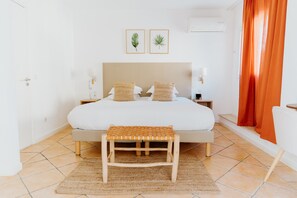 Chambre Double Supérieure, terrasse | Minibar, coffres-forts dans les chambres, décoration personnalisée