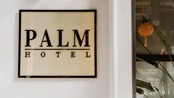 Letrero del Hotel Palm con un diseño sencillo y elegante.