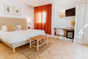 Superior Double Room, Terrace | Minibar, in-room safe, individually decorated, desk - Palm Boutique Hôtel Nice (Nice)