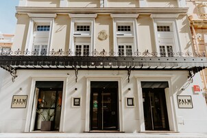 Fachada de la propiedad por la tarde o noche