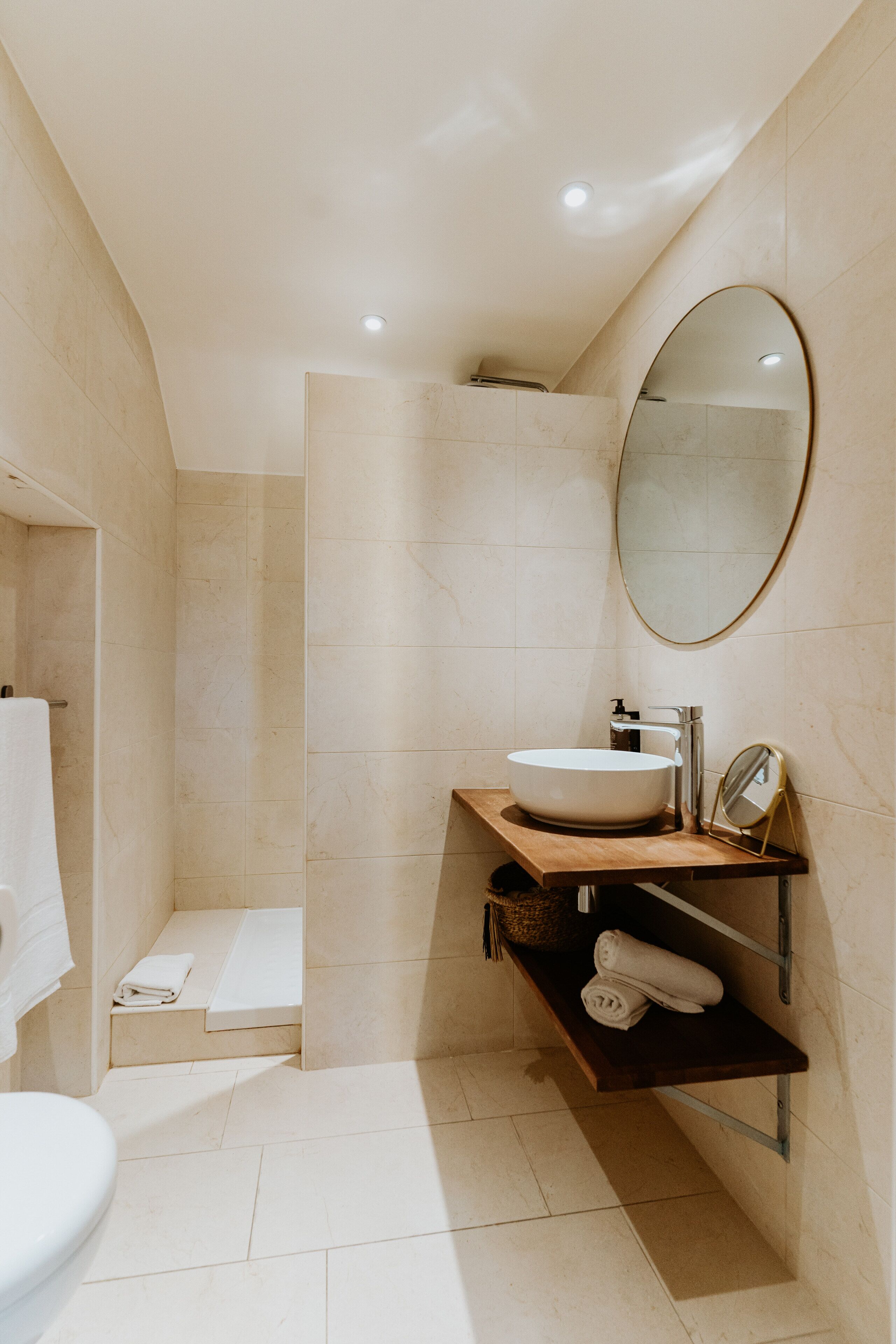 triple room | bathroom | shower, rainfall showerhead, free toiletries, hair dryer