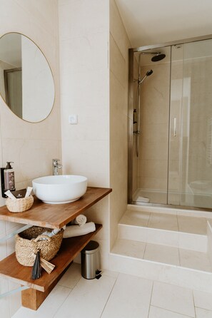 Superior Double Room | Bathroom | Shower, rainfall showerhead, free toiletries, hair dryer - Palm Boutique Hôtel Nice (Nice)