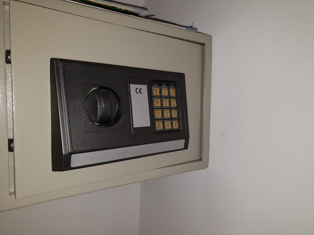 Een kluis met een keypad en een rond slot.