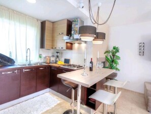 Een koelkast, een microgolfoven, een oven