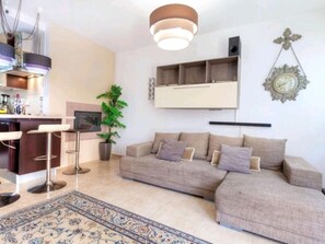 Televisie, een open haard en een stereo