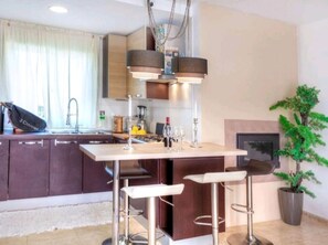 Een koelkast, een microgolfoven, een oven