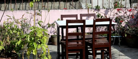 Sarapan prasmanan setiap hari (USD 1.70 per orang)