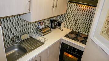 Comfort Apartment | Private kitchenette | Full-sized fridge, microwave, oven, stovetop