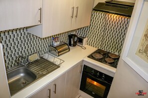 Refrigerador con freezer, microondas, horno, placa de cocina