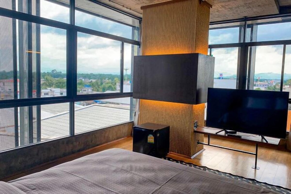 Desk, blackout curtains, soundproofing, free WiFi