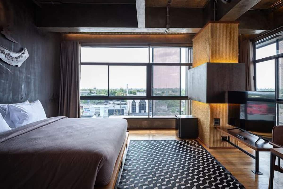 Individually decorated, desk, blackout curtains, free WiFi