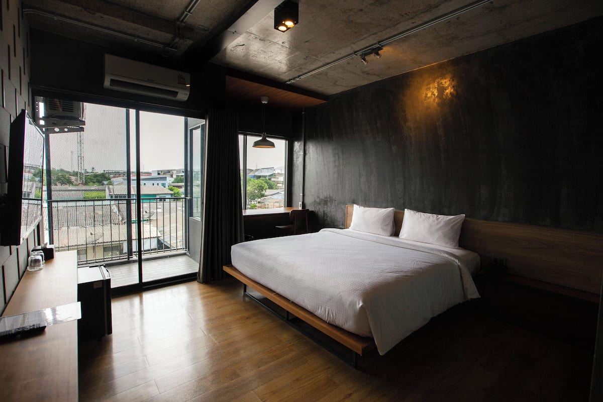 Loft King Bed | Meja kerja, tirai kedap cahaya, kedap suara, dan Wi-Fi gratis