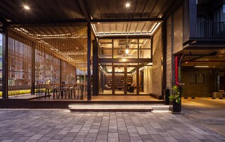 住宿正面 - 傍晚/夜晚