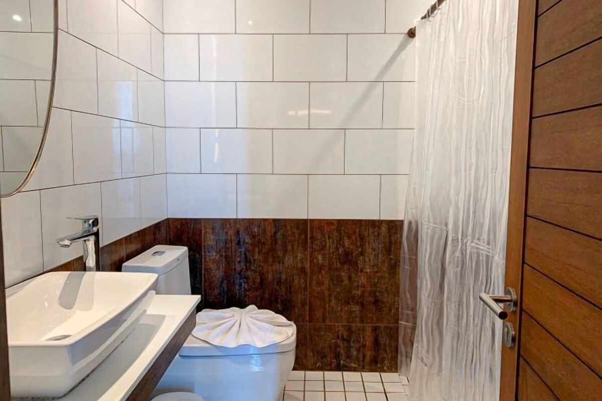 Bathroom | Shower, free toiletries, hair dryer, bidet
