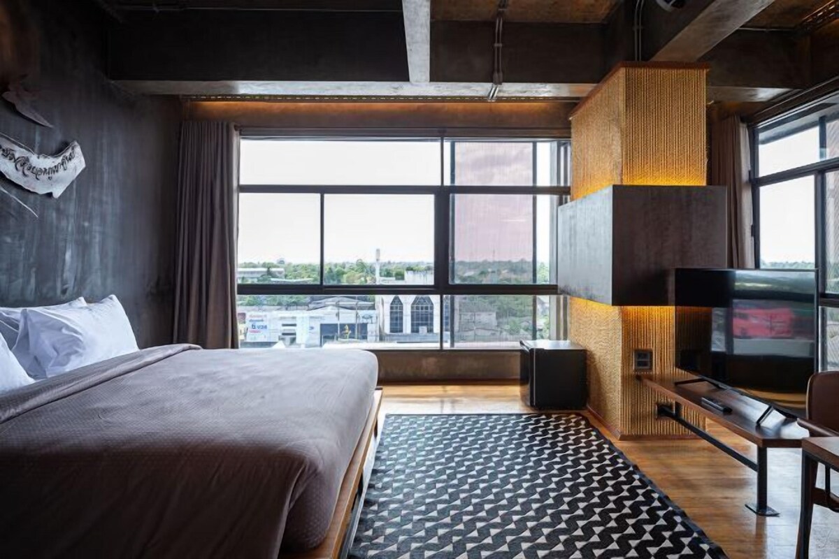 Desk, blackout drapes, soundproofing, WiFi (free)