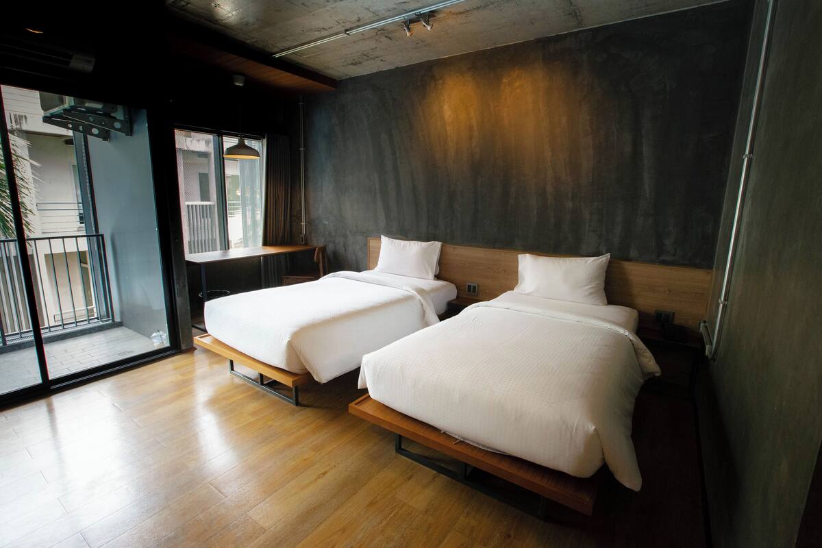 Loft Twin Bed | Meja kerja, tirai kedap cahaya, kedap suara, dan Wi-Fi gratis