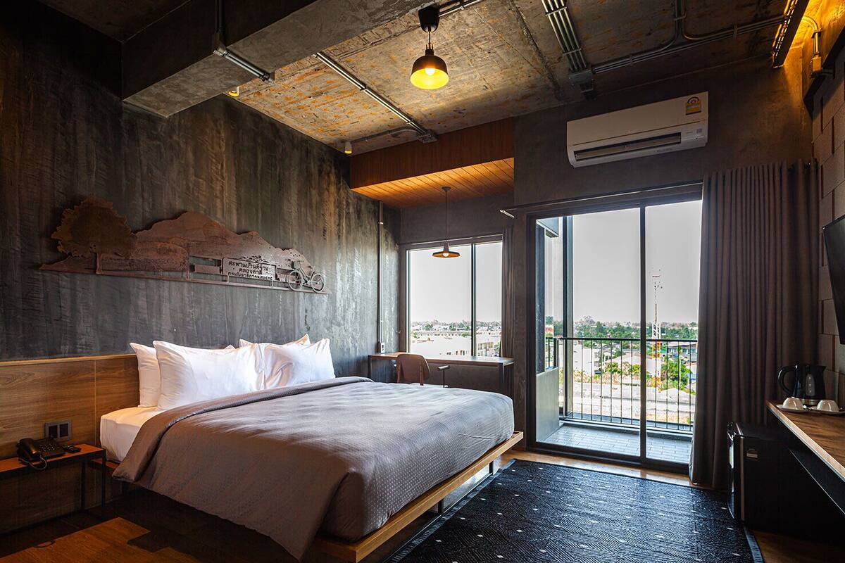 Urban King Bed | Meja kerja, tirai kedap cahaya, kedap suara, dan Wi-Fi gratis