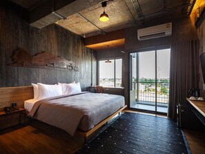 Urban King Bed | ห้องพักตกแต่งอย่างมีเอกลักษณ์, โต๊ะทำงาน, ผ้าม่านกันแสง, Wi-Fi ฟรี