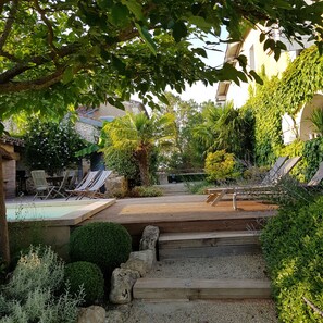 Outdoor pool, pool umbrellas, sun loungers - Propriété Le Monneton (Saint-Christie)