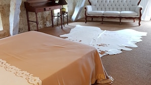 Double Room, Pool View | Egyptian cotton sheets, premium bedding, desk, laptop workspace - Propriété Le Monneton (Saint-Christie)