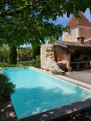 Outdoor pool, pool umbrellas, sun loungers - Propriété Le Monneton (Saint-Christie)