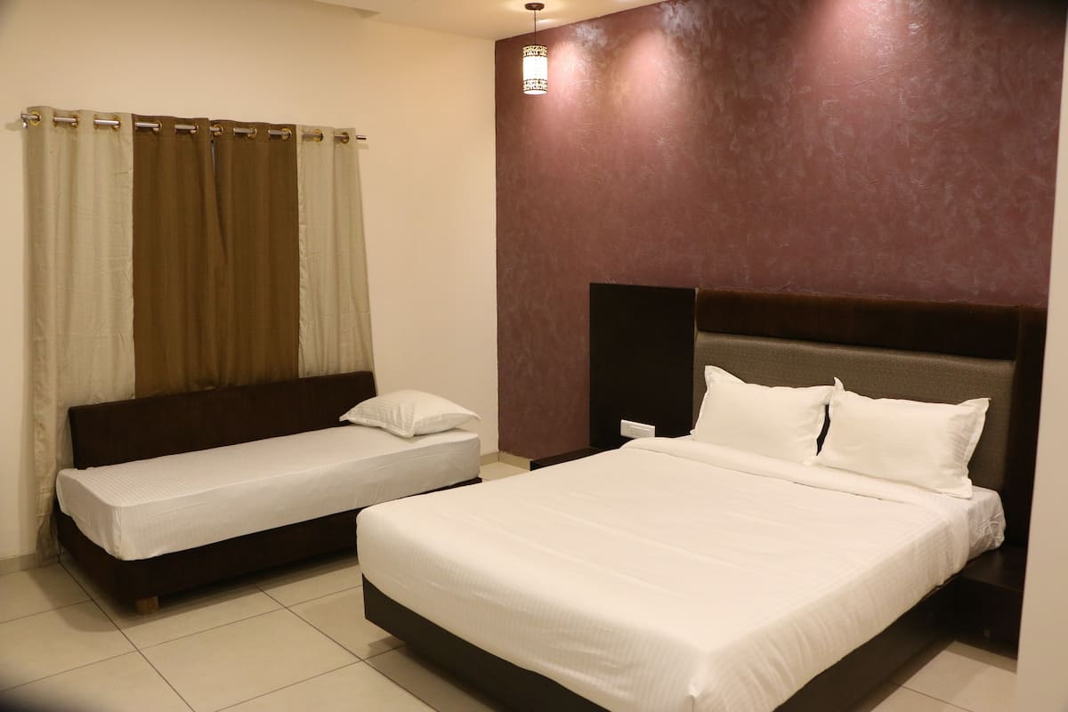 Executive Triple Room | In-room safe, soundproofing, iron/ironing board, free WiFi