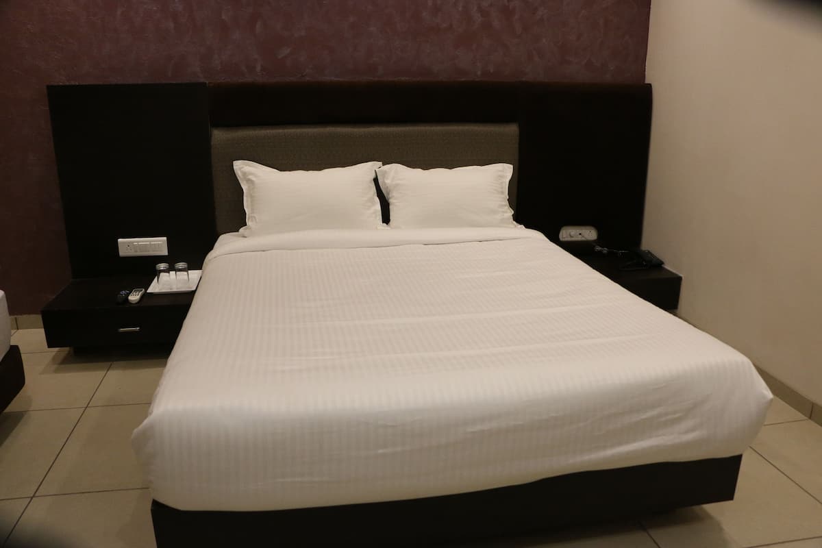Deluxe Double Room | In-room safe, soundproofing, iron/ironing board, free WiFi