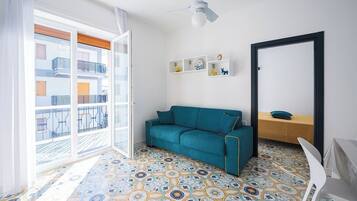 Superior-Apartment, 1 Queen-Bett und Schlafsofa | Wohnbereich | Flachbildfernseher