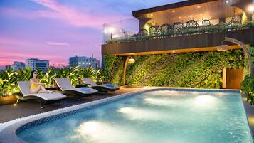 Una piscina al aire libre